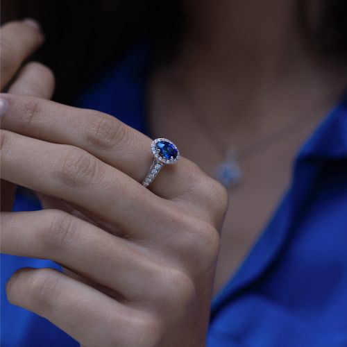 White gold ring with 0.48 carats diamonds and 0.93 carats sapphire