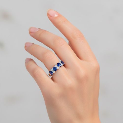 White gold ring with 0.34 carat diamonds and 1.18 carat sapphires