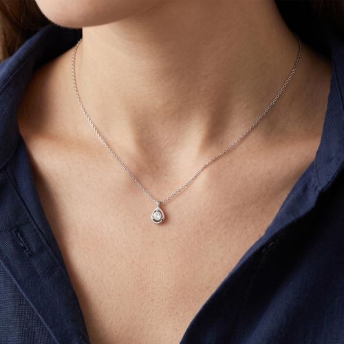 White gold necklace with a 0.09-carat brilliant-cut diamond