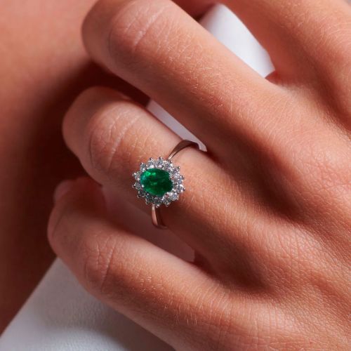 White Gold Ring with 0.20 carats diamonds and 0.48 carats emerald