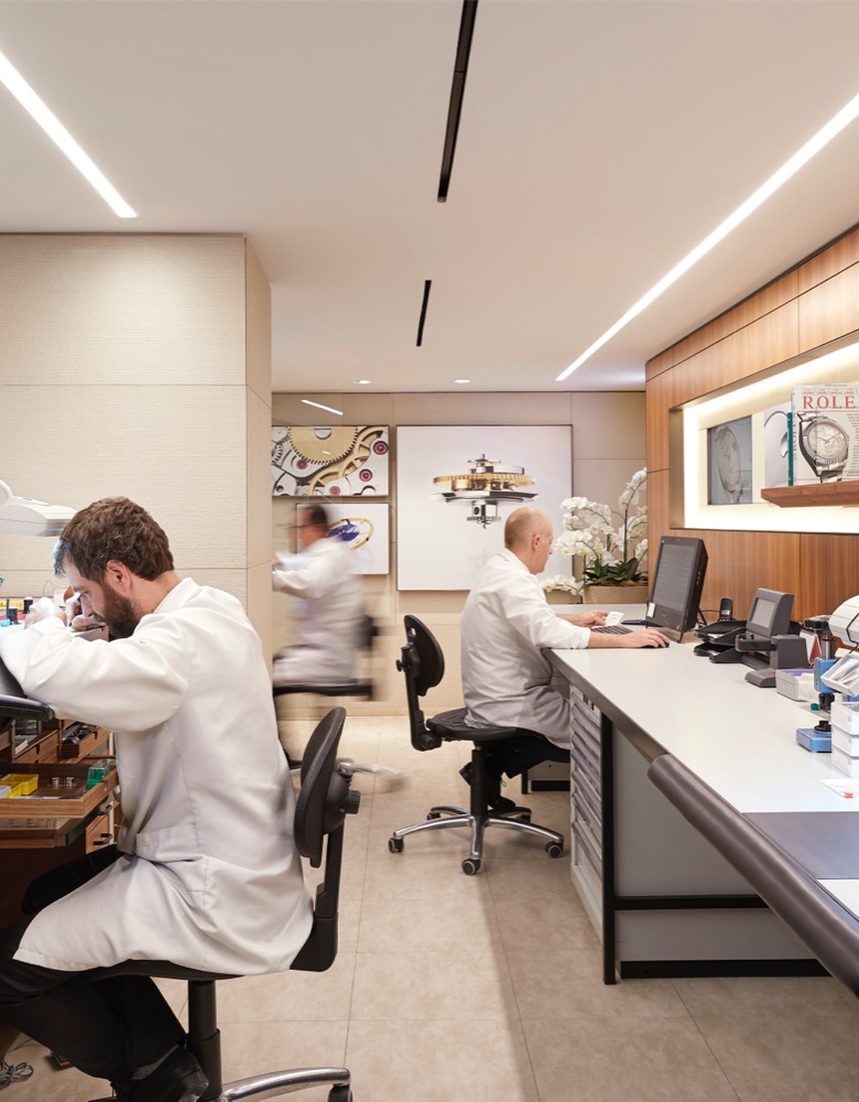 Rolex watch servicing procedure at Pedro Luis Olivares