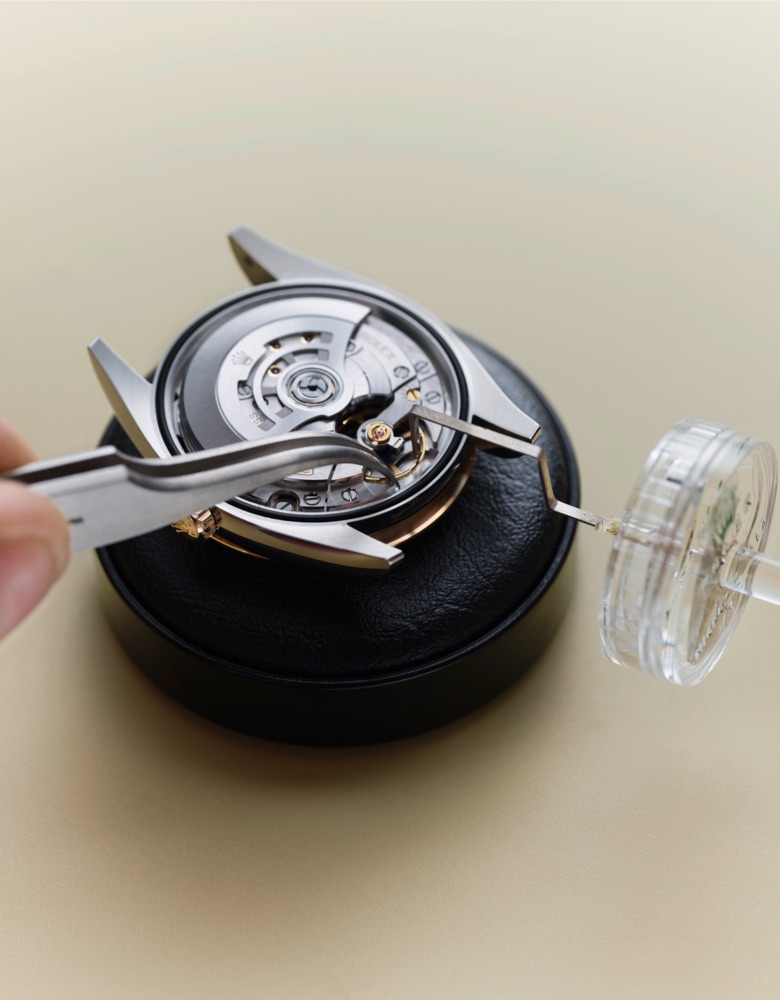 Rolex watch servicing procedure at Pedro Luis Olivares