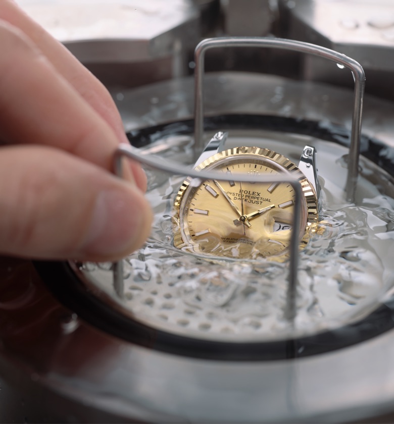 Rolex watch servicing procedure at Pedro Luis Olivares